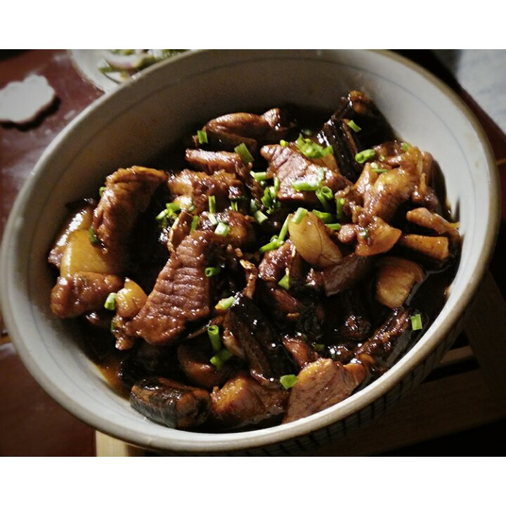 吃着碗里望着锅里的红烧肉