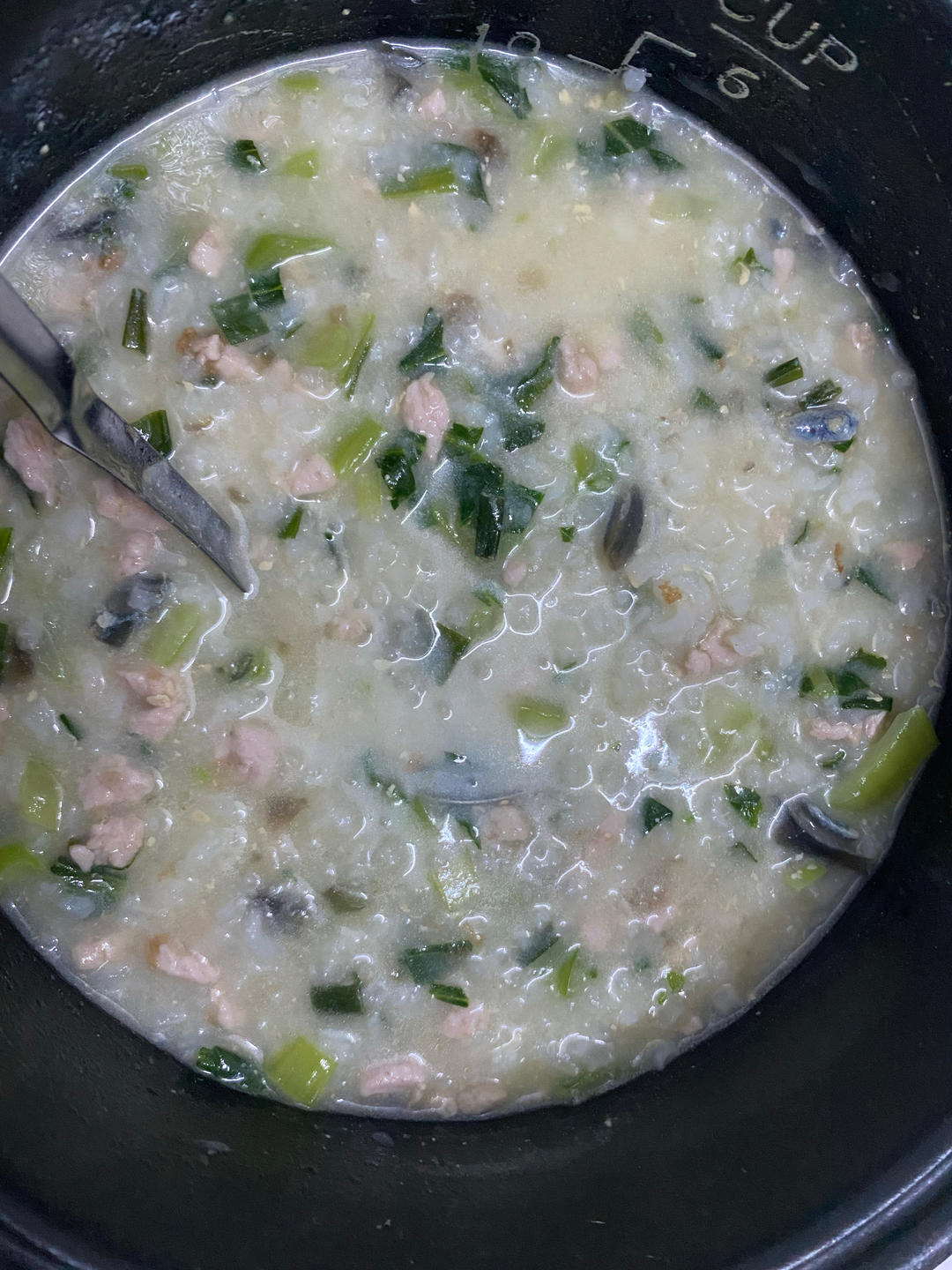 妈妈👩教我做的皮蛋瘦肉粥🥣简单快捷美味😋