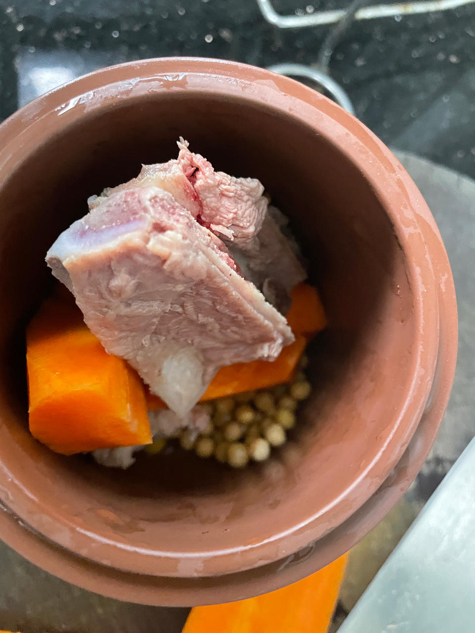 红萝卜黄豆猪骨汤（促进骨骼生长发育）