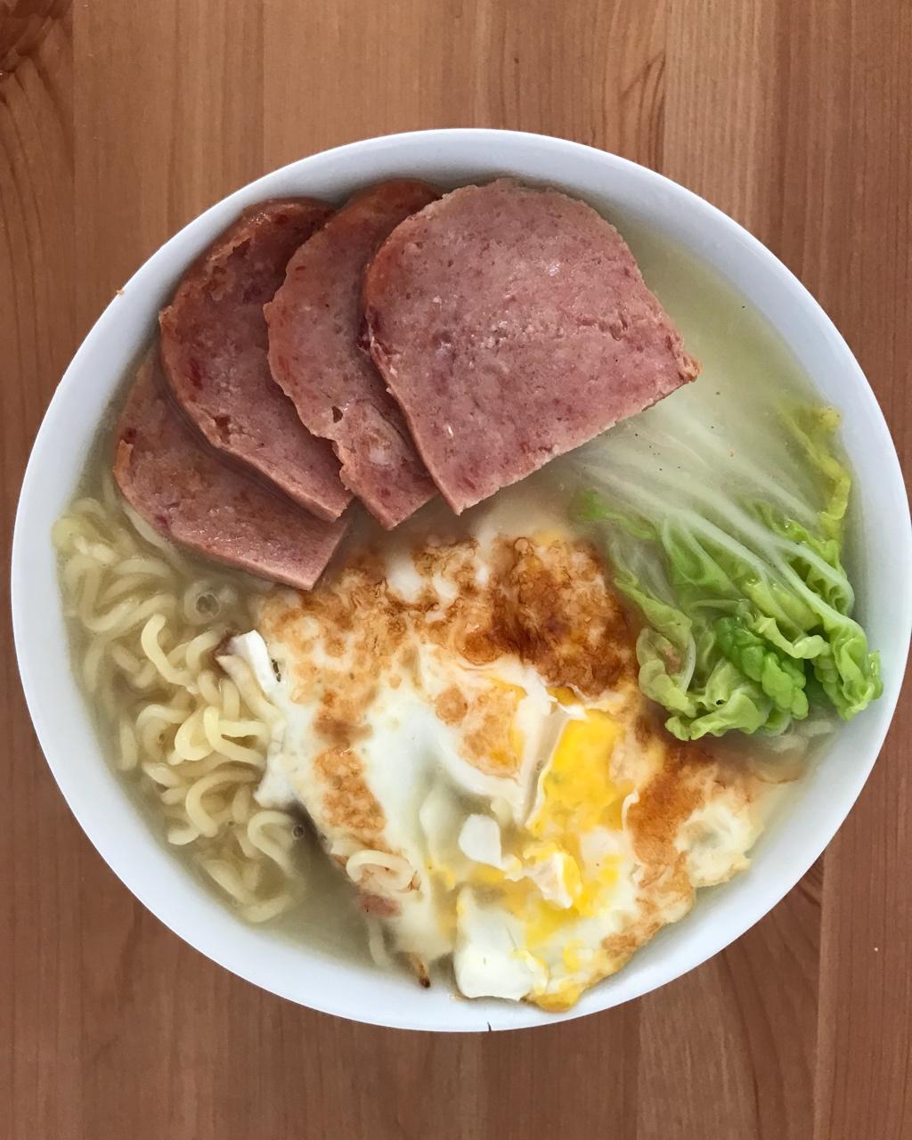 茶餐厅的港式芝士餐蛋意粉/意面/通心粉