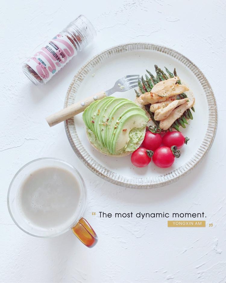 双重牛油果鸡蛋开放三明治