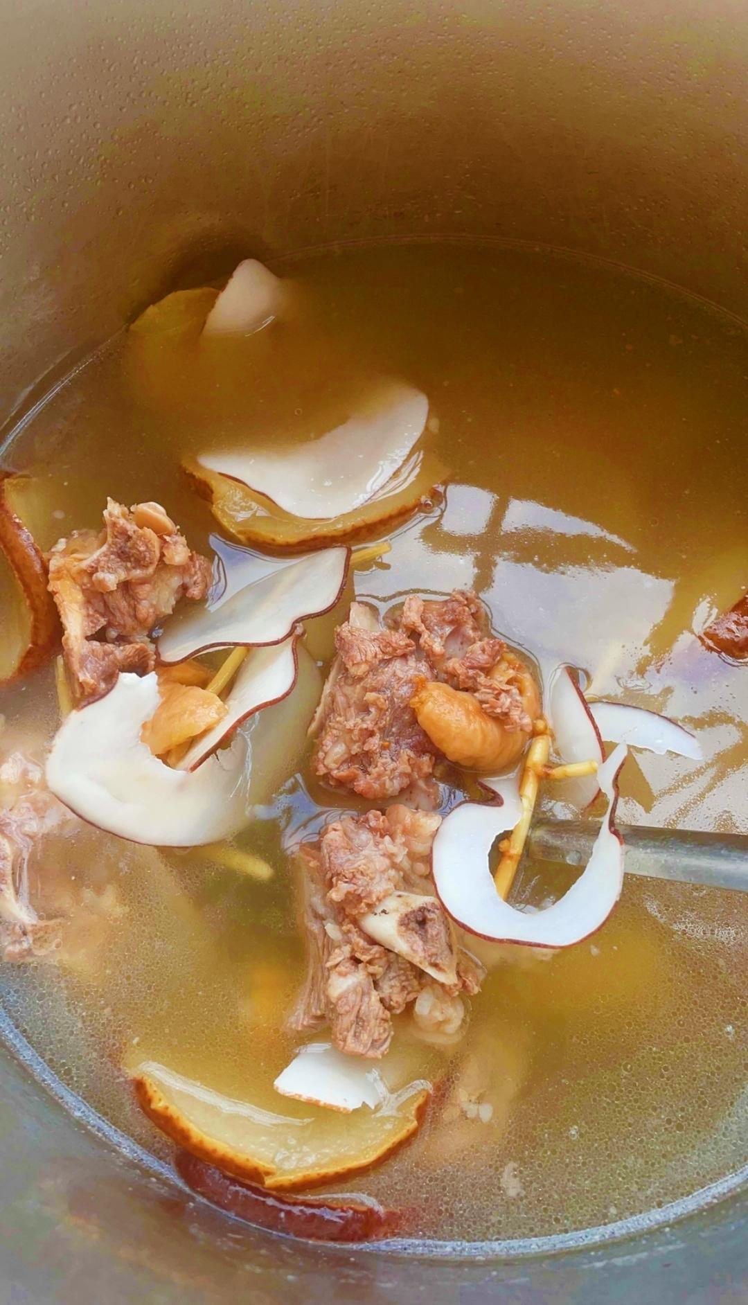 茅根甘蔗马蹄猪骨煲沙雪梨海底椰无花果汤
​