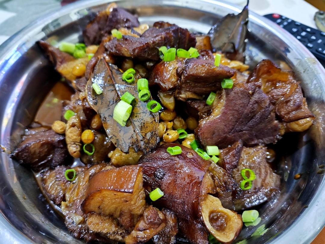 美味的家常菜：红烧猪蹄