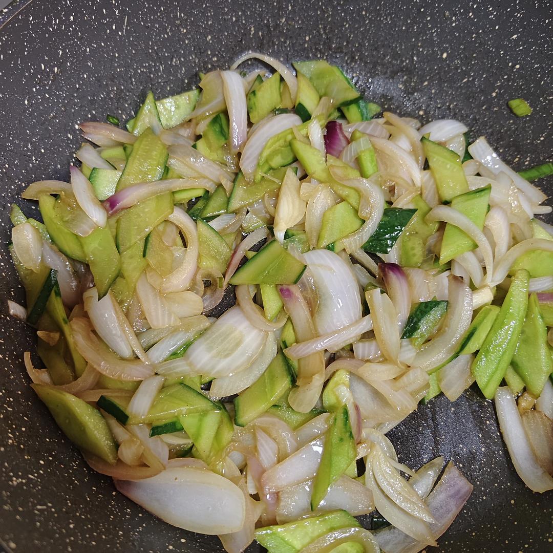 洋葱炒黄瓜  😋好吃极了