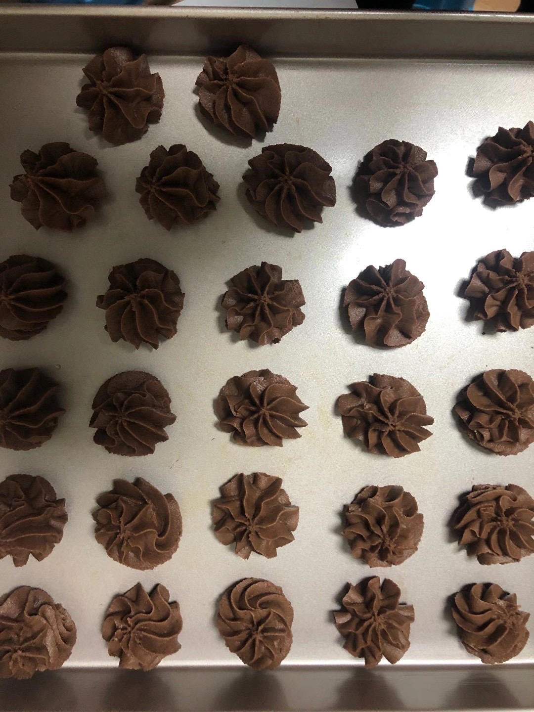 挤花毫无压力的巧克力曲奇