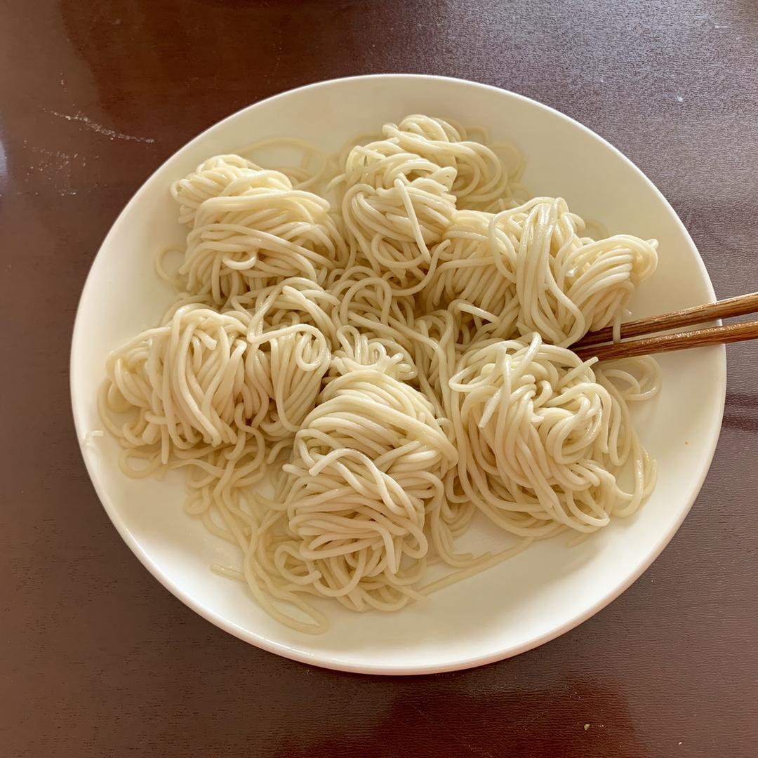 厨师长教你：“鸡丝凉面”的家常做法，味道好极了，先收藏起来