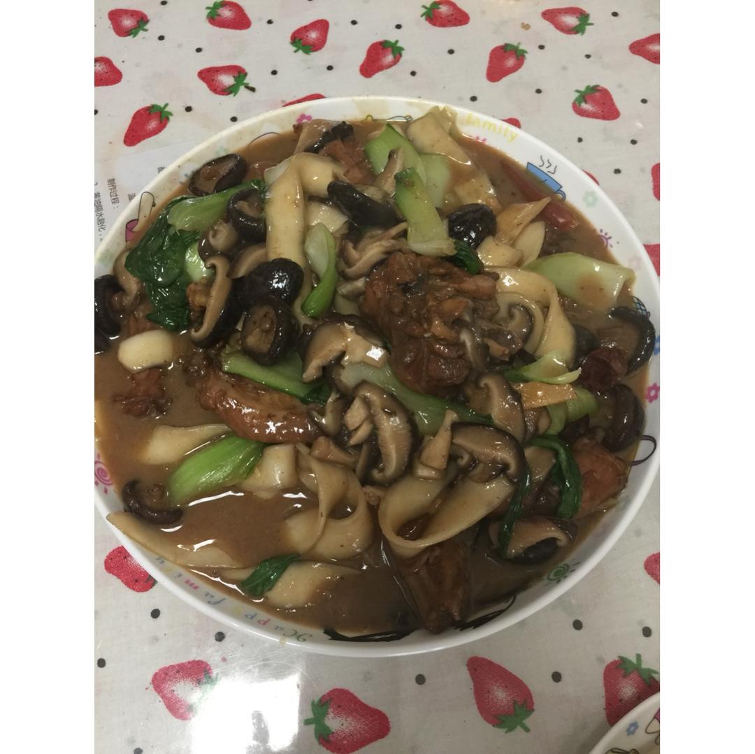 鸡肉蘑菇炖宽粉Stewed Chicken with Glass Noodles