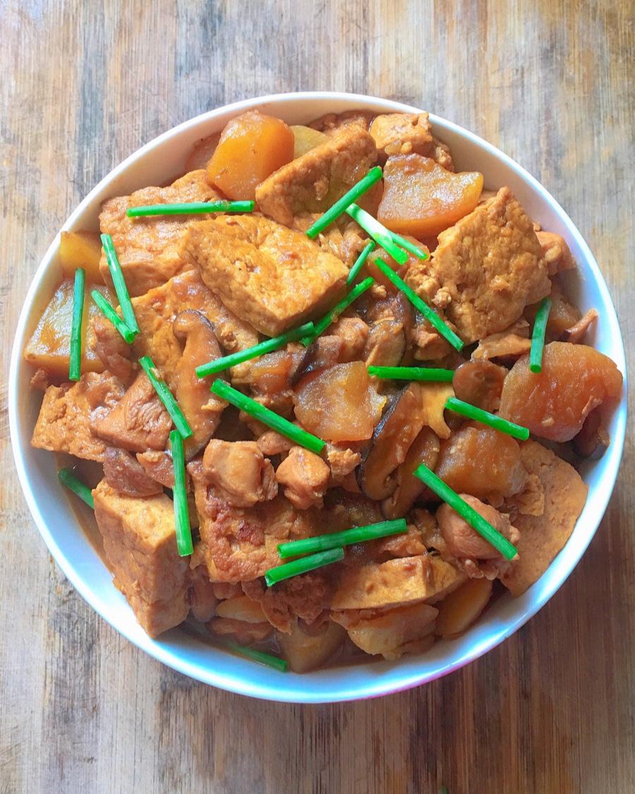 鸡腿豆腐煲