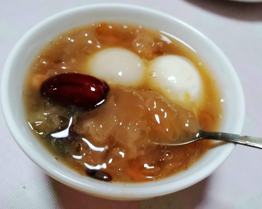 如何熬一碗黏黏糯糯的银耳羹