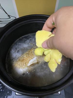 粉葛胡萝卜煲鲫鱼汤的做法 步骤7