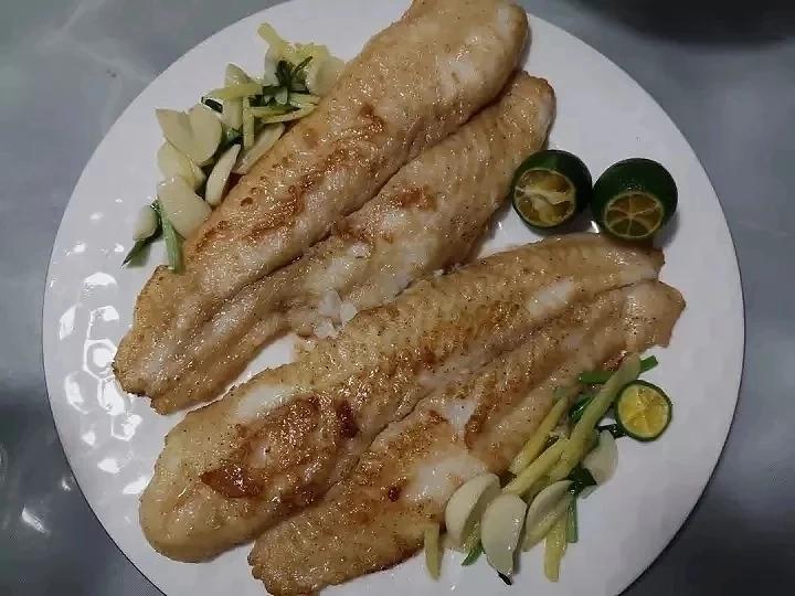 香煎两条快乐巴沙鱼柳