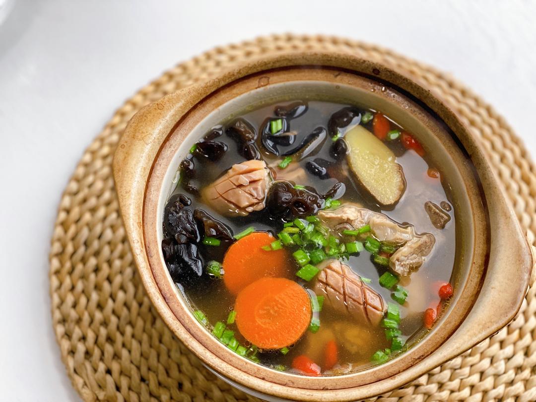 【养生汤】墨鱼干排骨汤益气补血鲜味无比宁波菜老少皆宜黑木耳胡萝卜枸杞子清汤的做法