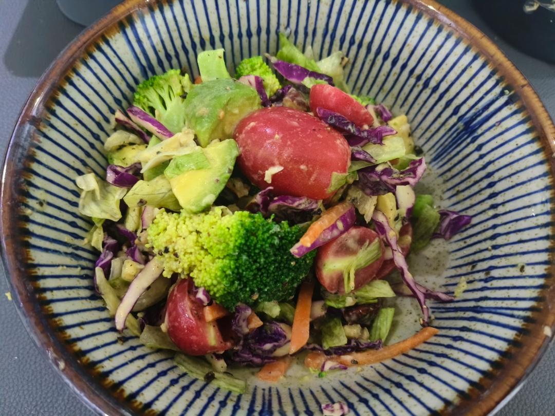 【健康三餐】彩虹沙拉附自制花生黄芥末酱汁