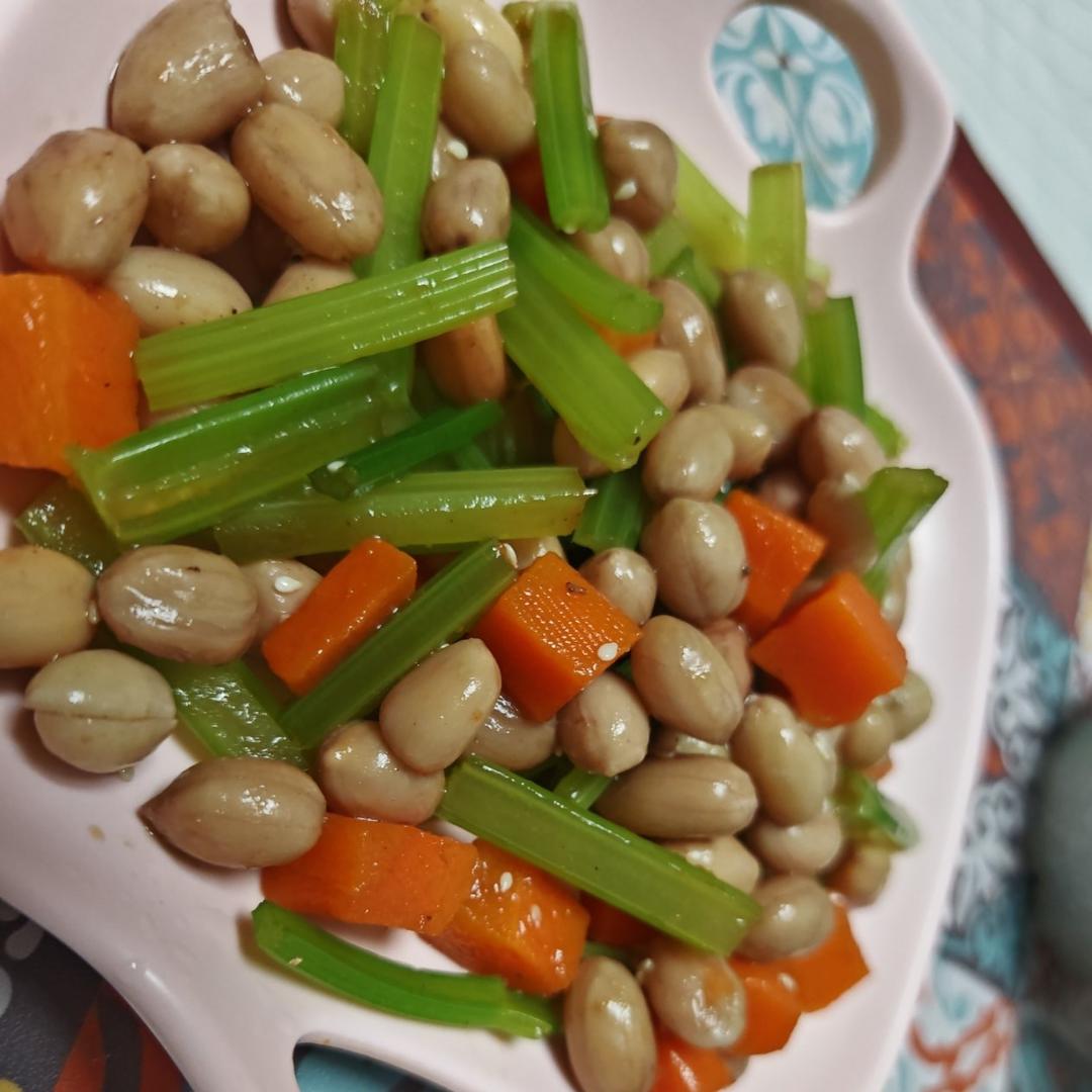 凉拌芹菜花生米胡萝卜