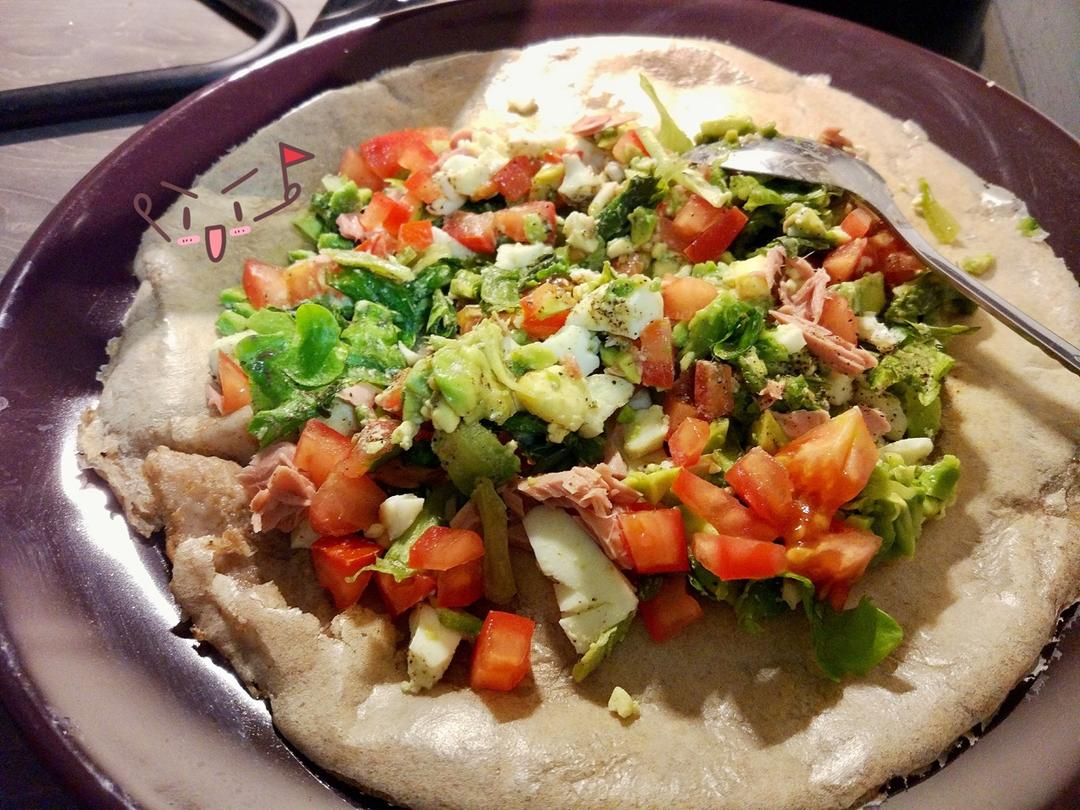 吞拿鱼牛油果鸡蛋卷饼