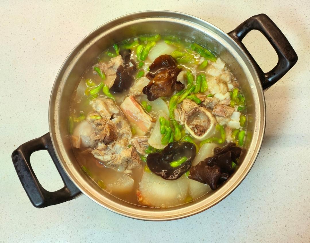 金雀花咸肉火腿黑木耳白萝卜大骨汤 by wqy