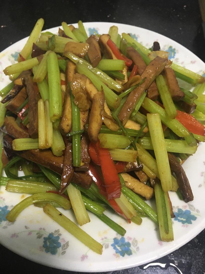 素菜：芹菜炒豆腐干
