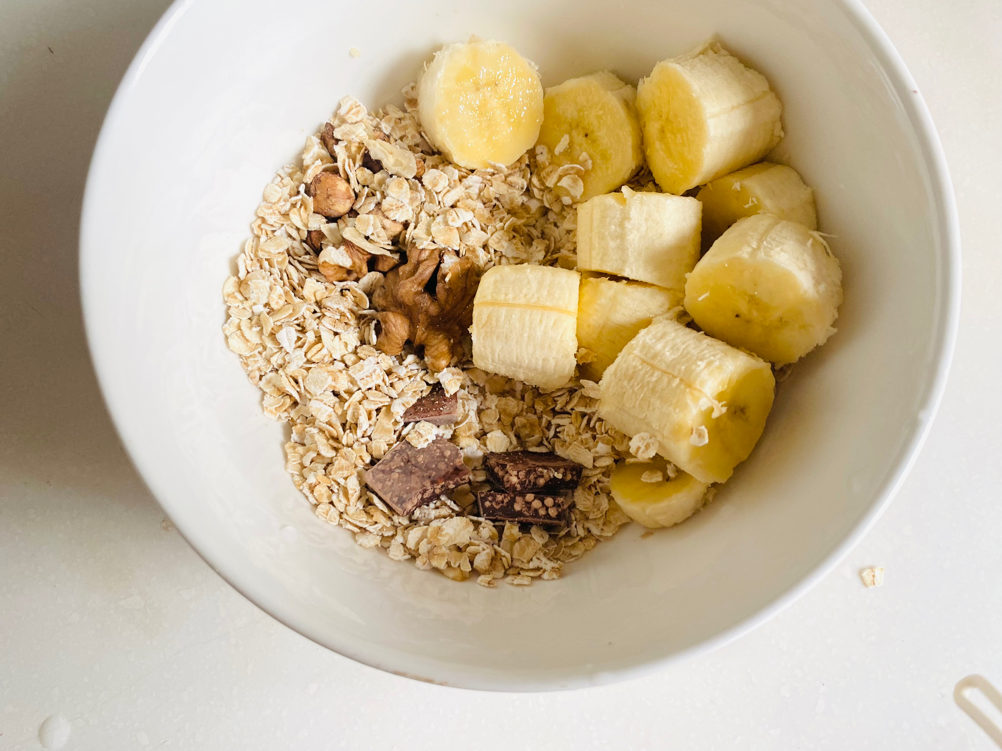 超快手健康早餐：香蕉坚果黑巧燕麦粥的做法