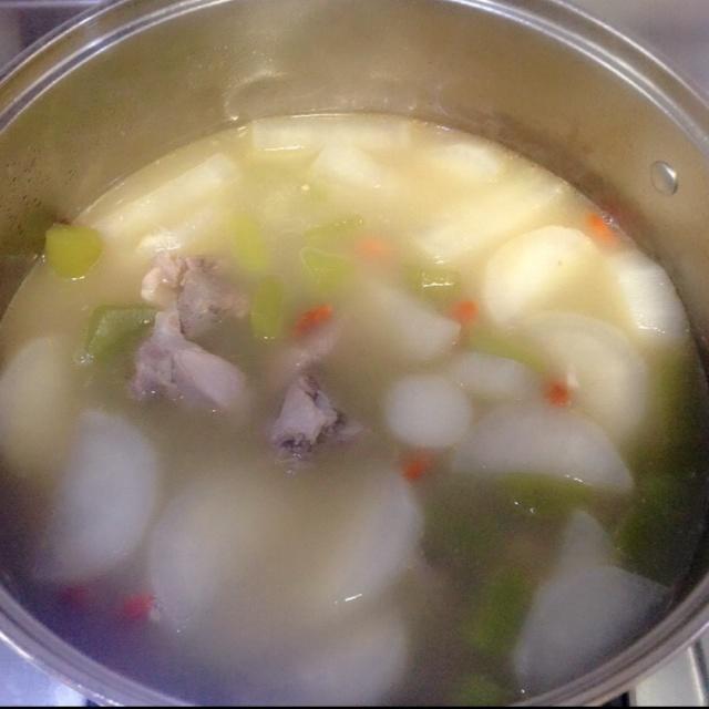 萝卜莴苣排骨汤的做法