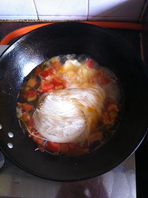番茄鸡蛋面线的做法 步骤5