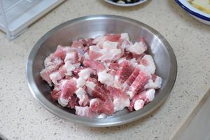 猪前腿肉蒸豆干的做法 步骤2