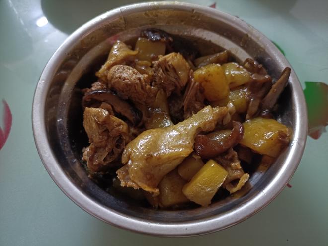 超有味的香菇土豆炖鸡肉的做法