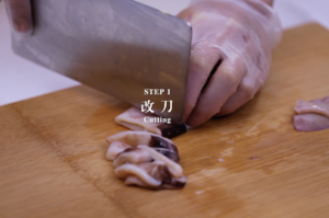 青红椒油炝鱿鱼的做法 步骤4