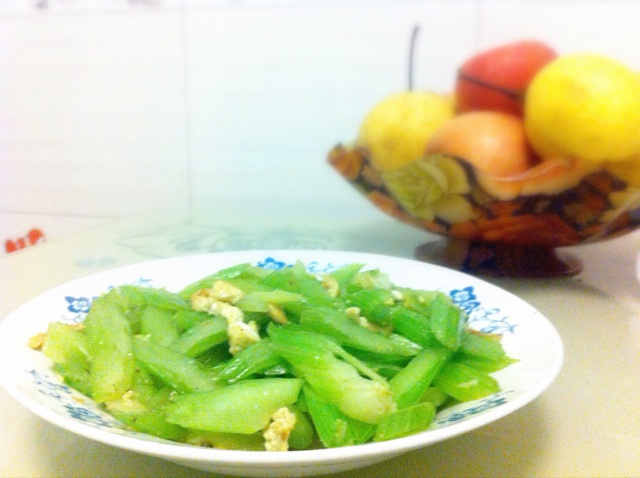西芹炒鸡蛋