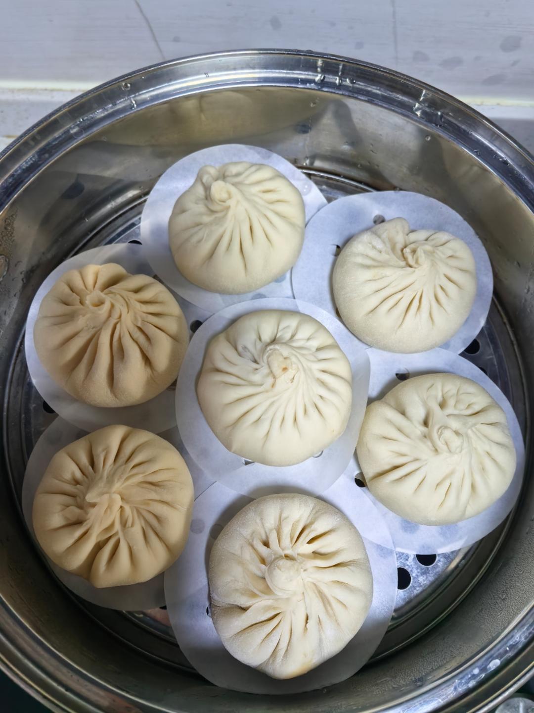 松软多汁的肉包子