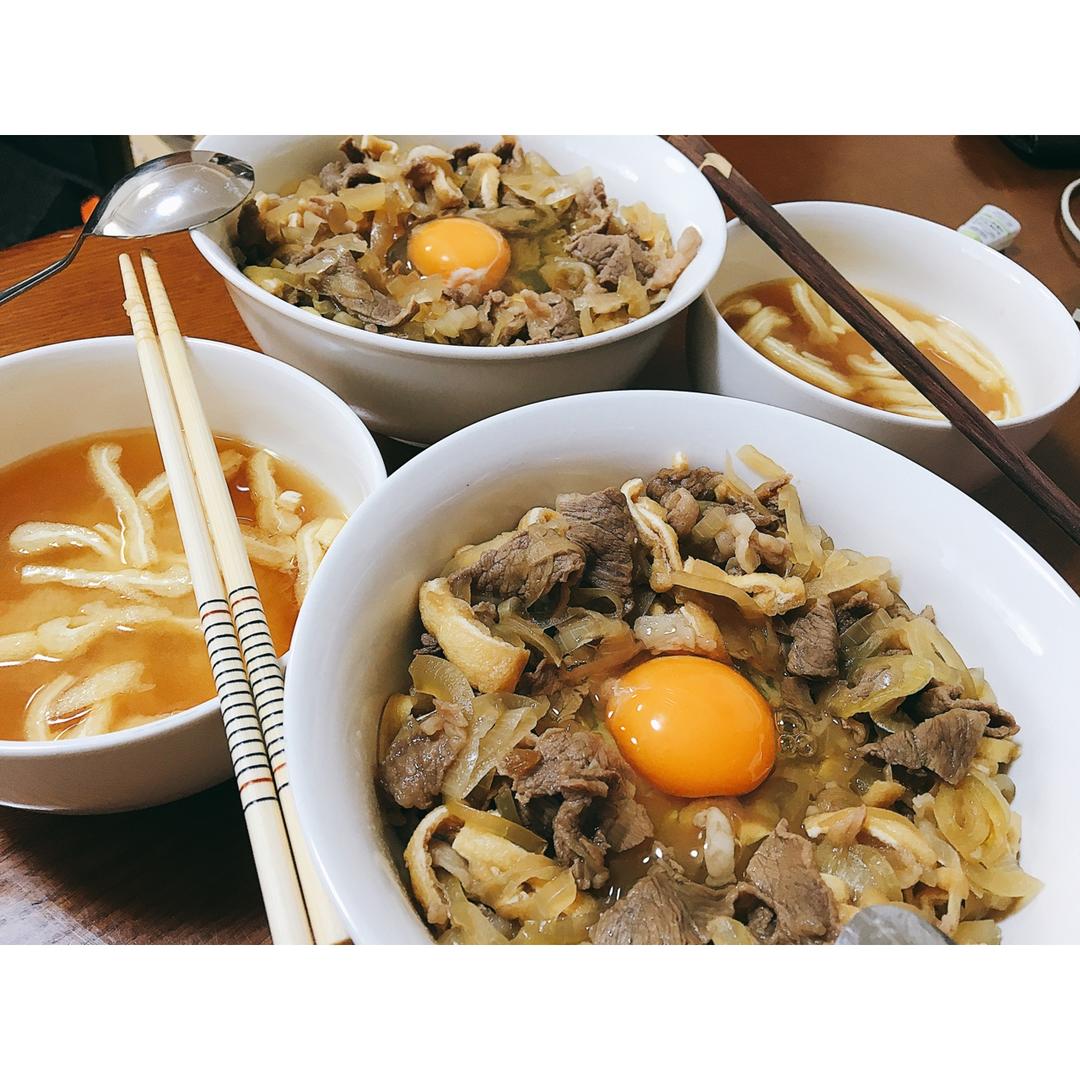 すき焼き風牛丼（寿喜风味牛肉饭）