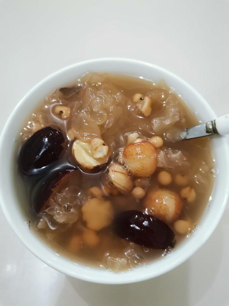 红枣银耳莲子羹