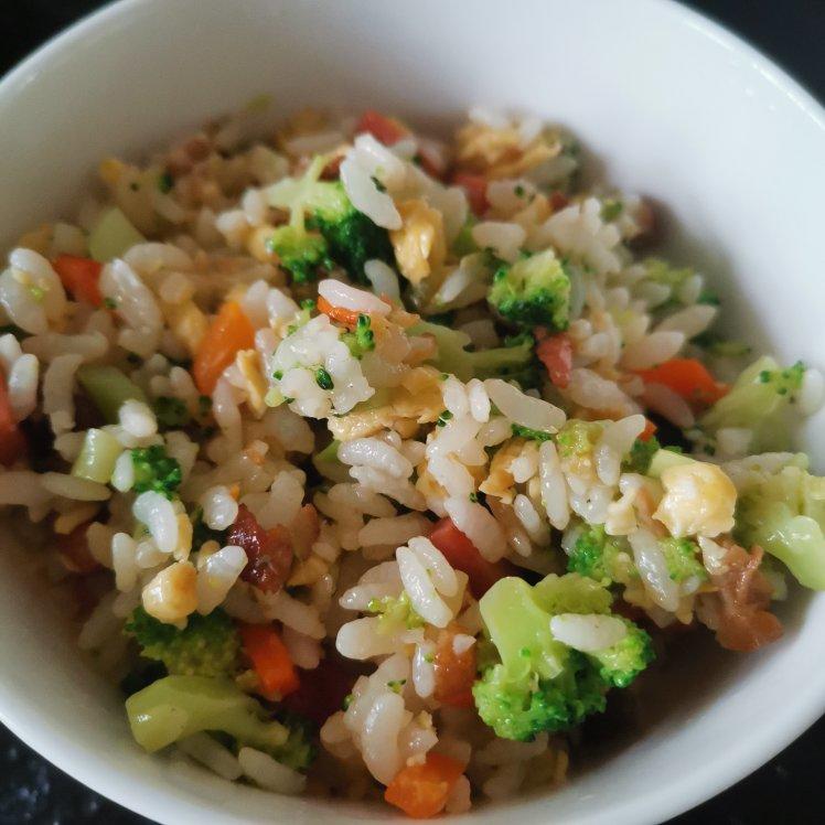 营养美味低热量：西兰花蛋炒饭