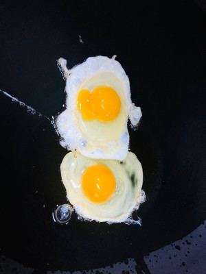 减脂代餐—生菜煎蛋汤的做法 步骤3