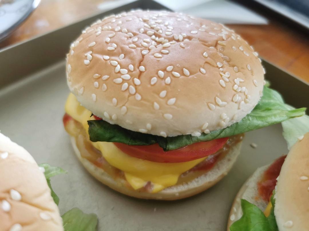 牛肉汉堡 煎出香嫩多汁的牛肉饼