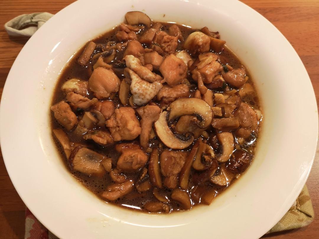 十几年不吃鸡肉的人吃了一盘子的小鸡炖香菇