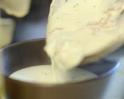 香浓牡蛎奶酪意面（附Carbonara酱汁做法）－视频【没牌子】的做法 步骤10