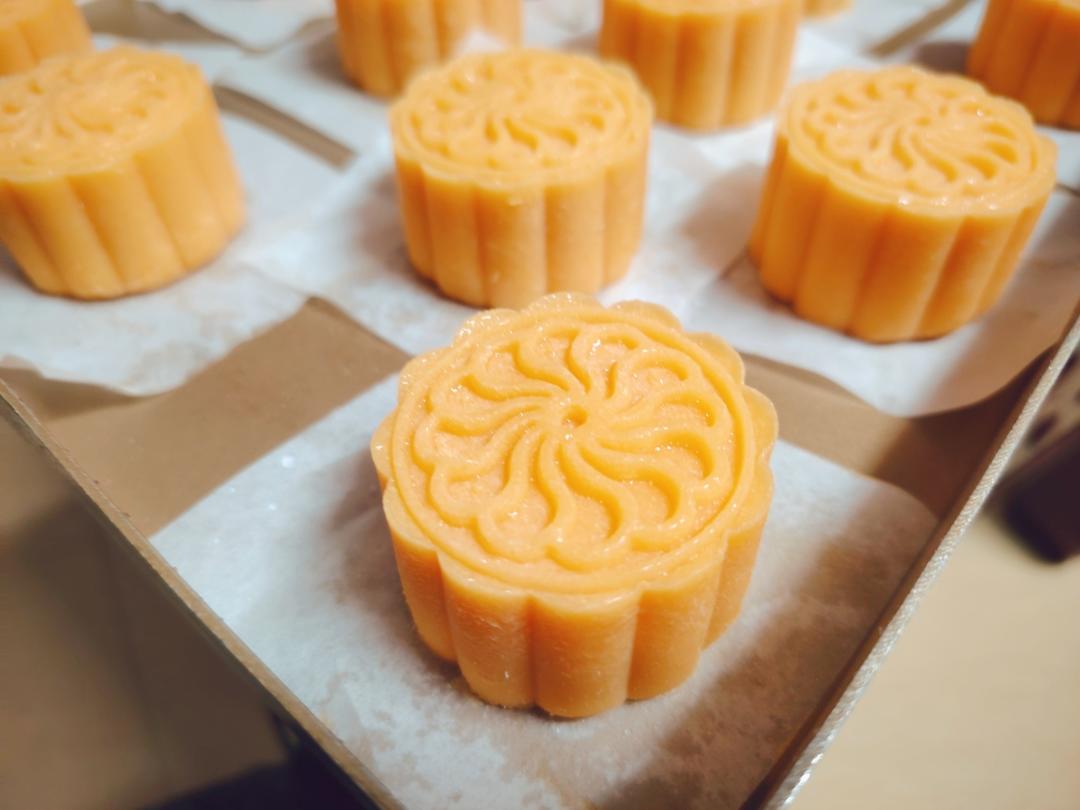 💃奶黄流心月饼——这是可以让你坐稳朋友圈厨霸位置的月饼🥮，没人点赞算我输👎