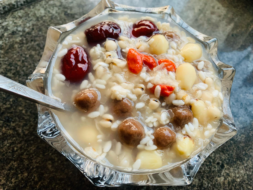 秋天的第一碗甜品——黑珍珠莲子银耳甜酒羹