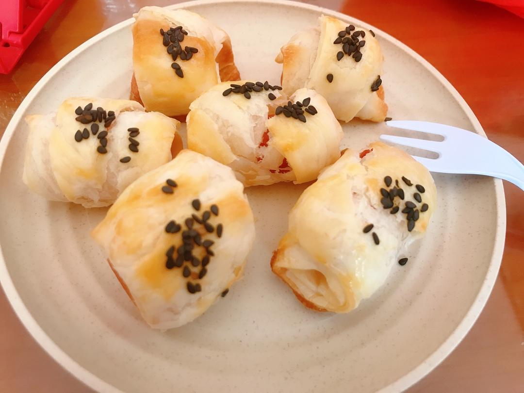 香肠酥皮卷：手抓饼皮还能这样吃，不用和面快速搞定早餐