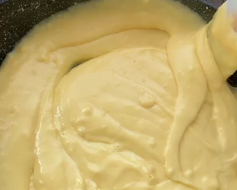在家就能做的“卡仕达酱脆皮泡芙 ”鸡蛋 面粉 牛奶 油 白糖 烤箱就可以做 三种配方都给你 外面买一个家里可以做一堆的做法 步骤3