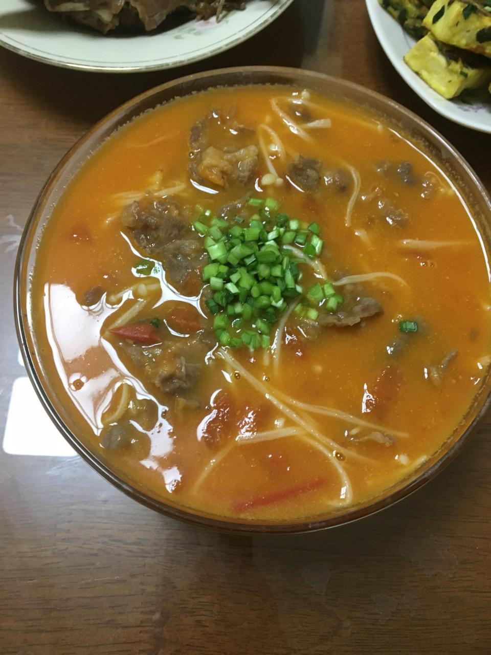 金针菇肥牛番茄锅