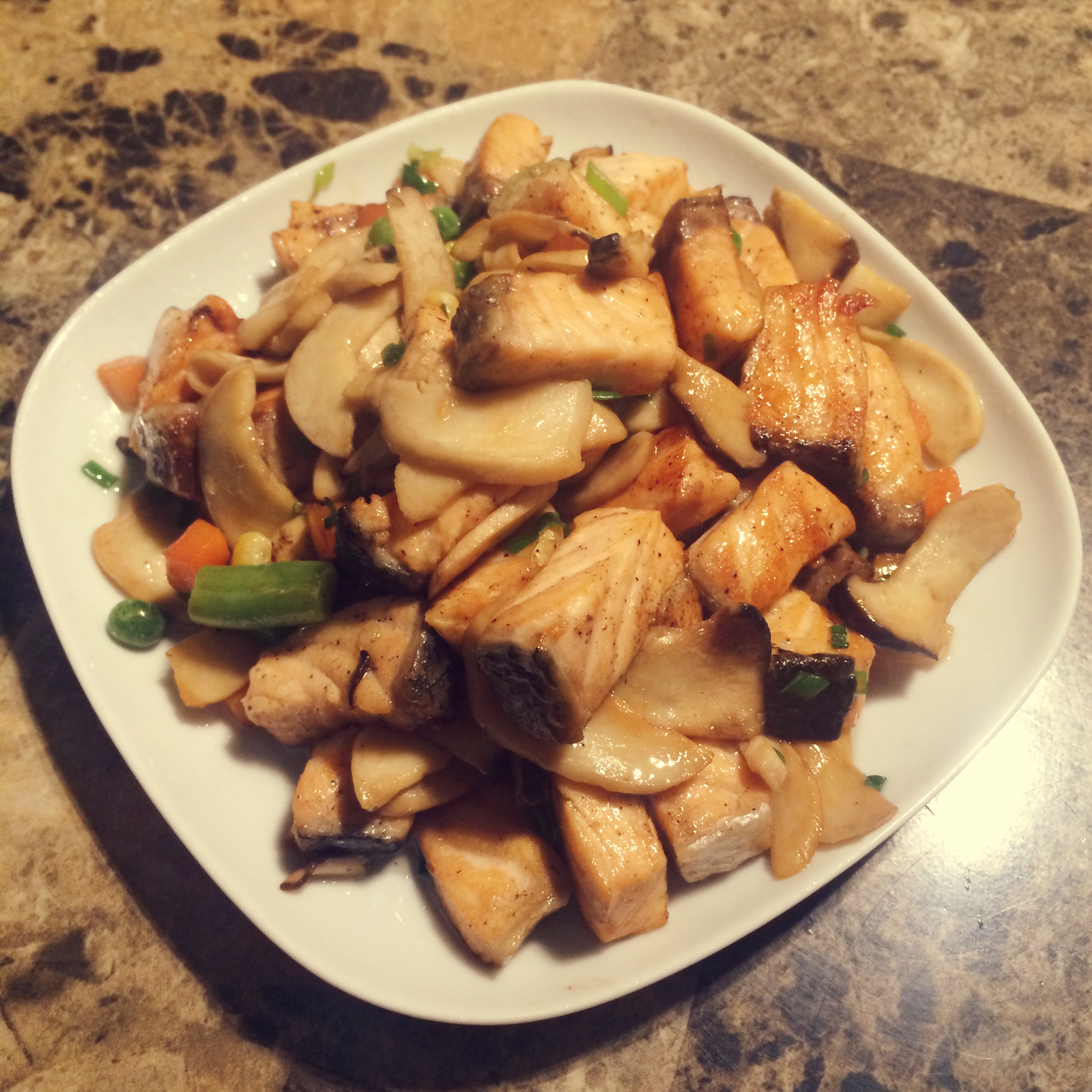 三文鱼炒蘑菇