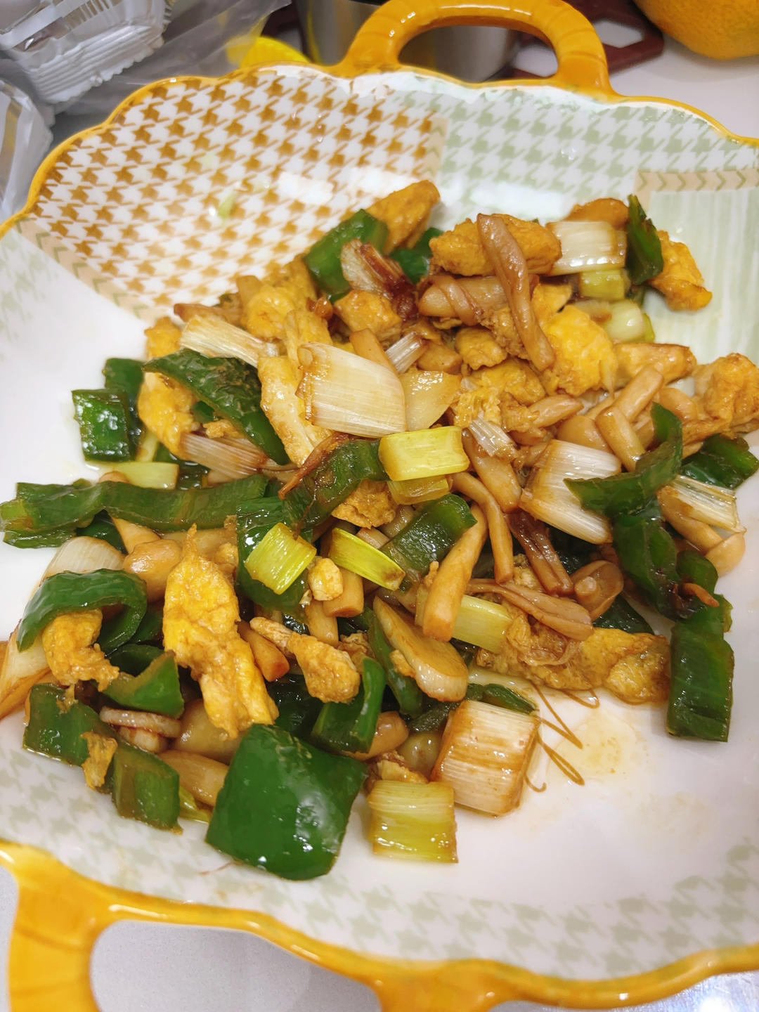 海鲜菇鸡蛋炒青椒腊肉