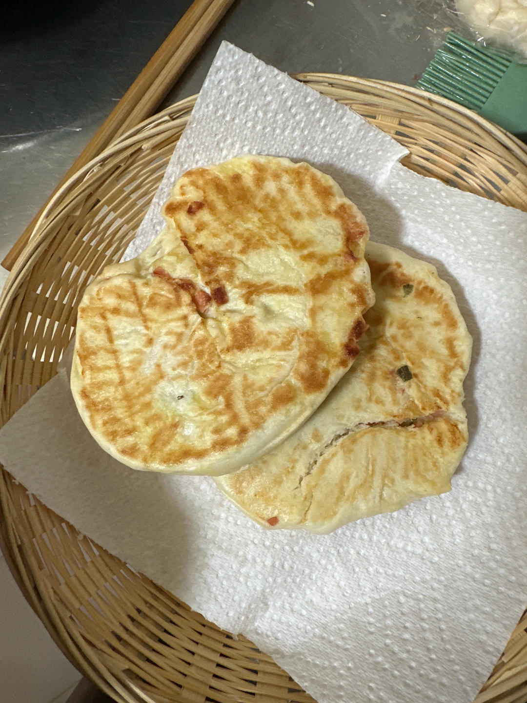 鸡蛋火腿葱什锦发面切饼