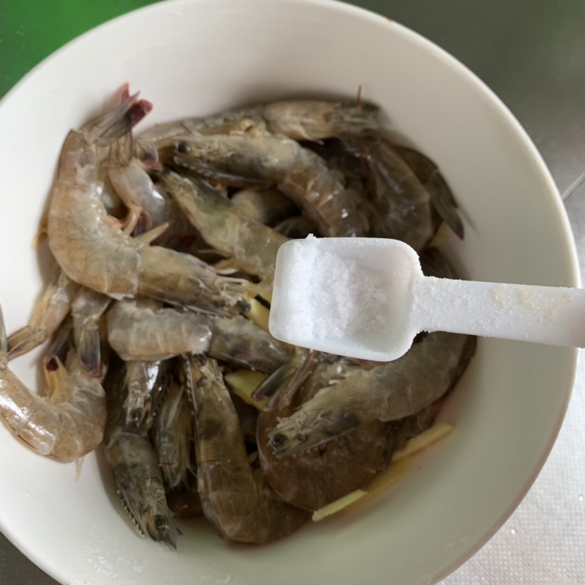 洋葱椒盐虾  夏季开胃虾 香喷喷的椒盐虾的做法 步骤3
