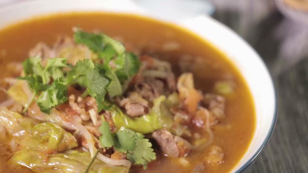 酸汤肥牛 | 爸爸厨房 VOL。82 肥肠  西红柿  金针菇  豆芽 橄榄油的做法