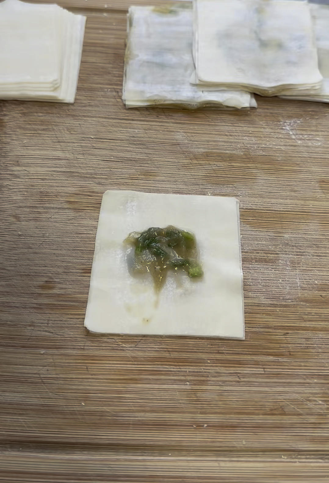 馄饨皮做葱油饼绝了的做法 步骤4