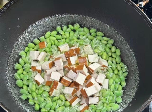 梅干菜炒毛豆的做法 步骤5