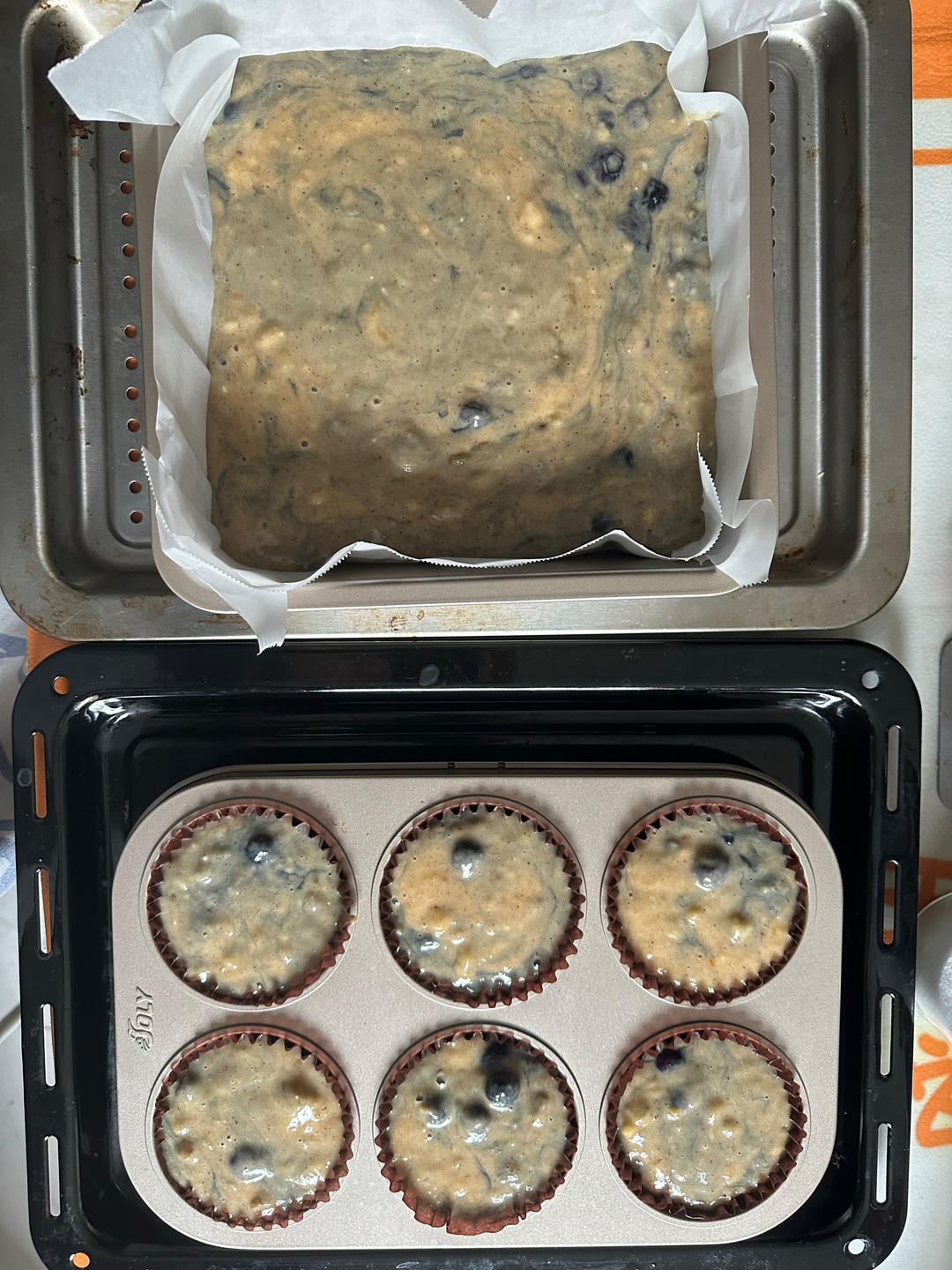 准备祖传的香蕉蓝莓玛芬蛋糕