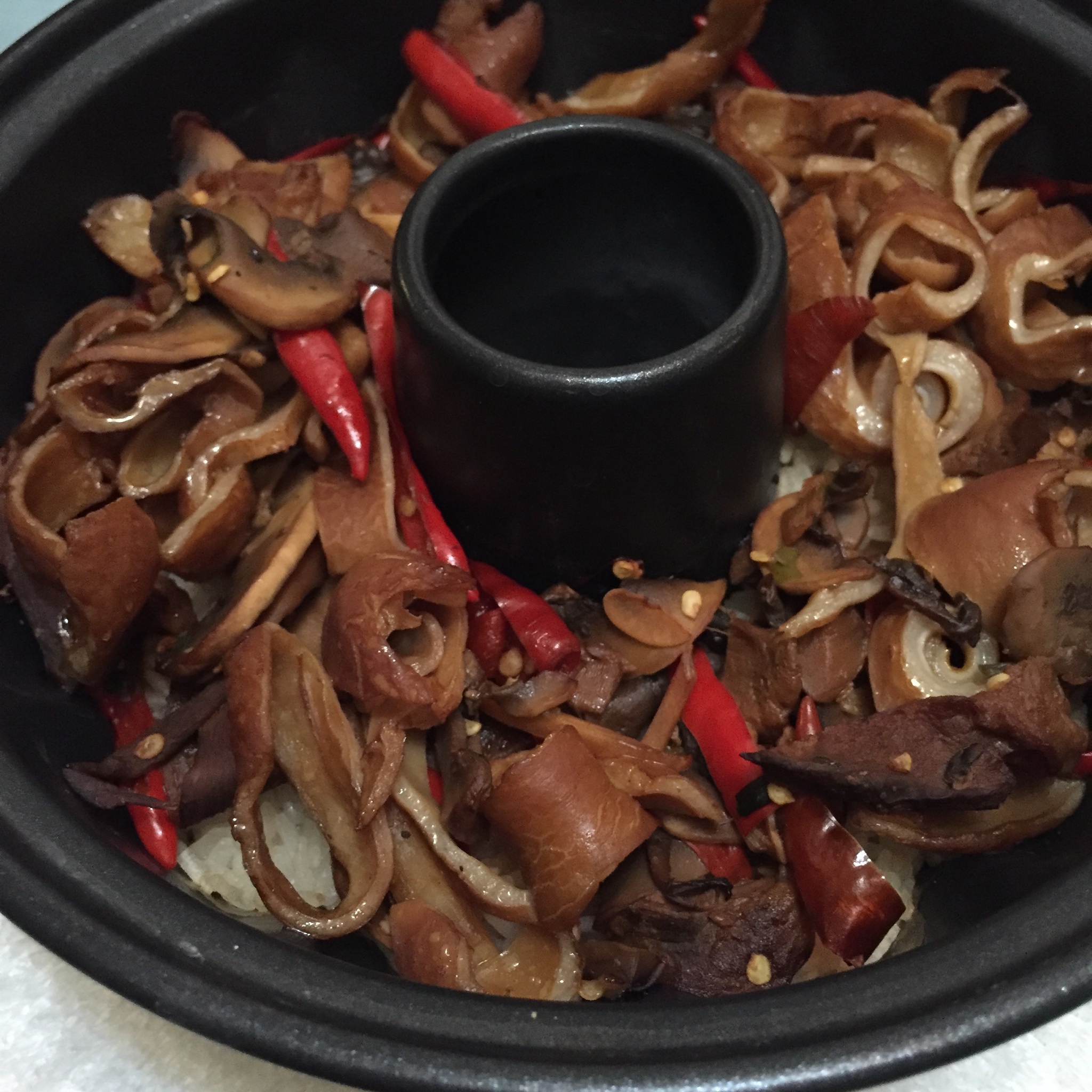 蘑菇肥肠煲仔饭的做法